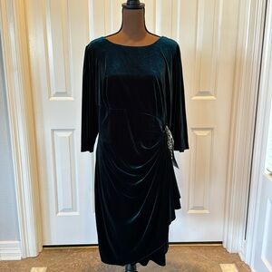 Alex Evenings woman’s emerald green cocktail velveteen dress. Size 16W